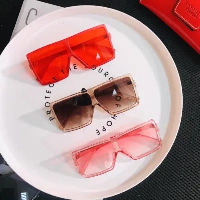 Neue stilvolle coole Sonnenbrillen für Jungen und Mädchen